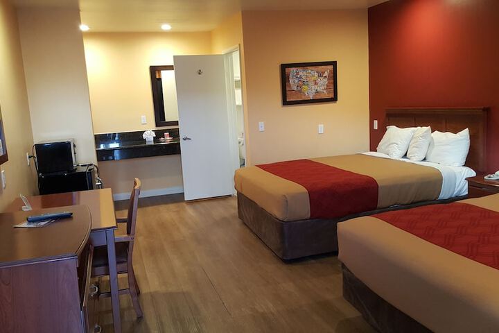 1 Queen Bed (5 of 34)