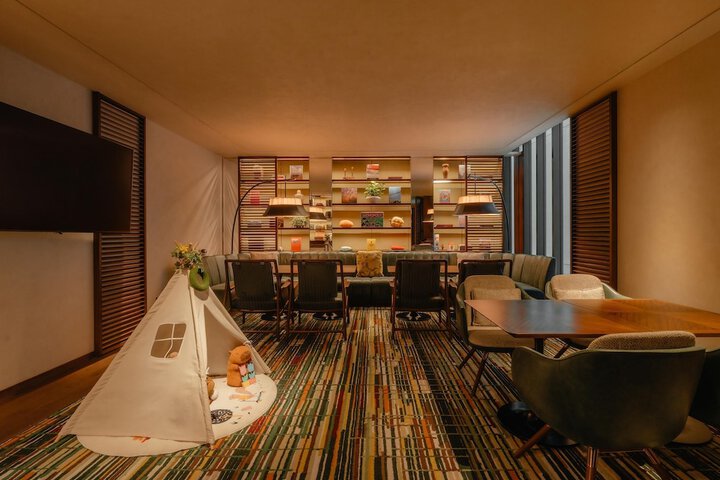Lounge 85 of 95