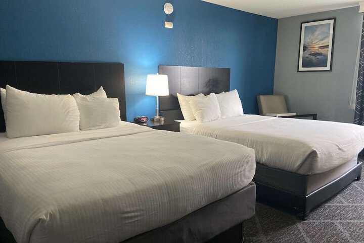 2 Queen Beds Executive Room Living Room Wet Bar Microwave and Refrigerator Bath and Shower Full Breakfast (5 of 34)