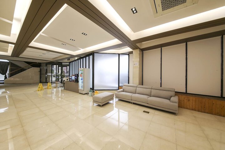 Entrance & Lobby