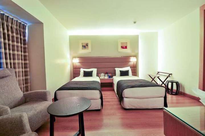 Room 6 of 25