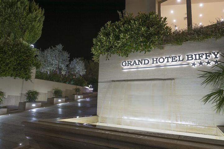 Hotel Exterior 73 of 90