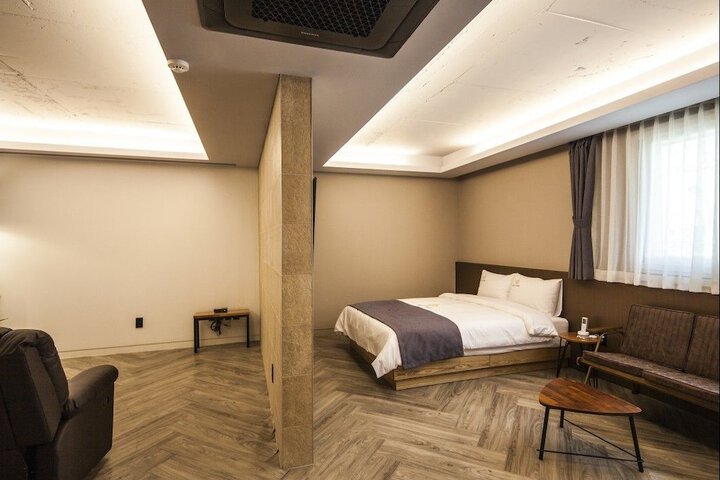Room 9 of 107