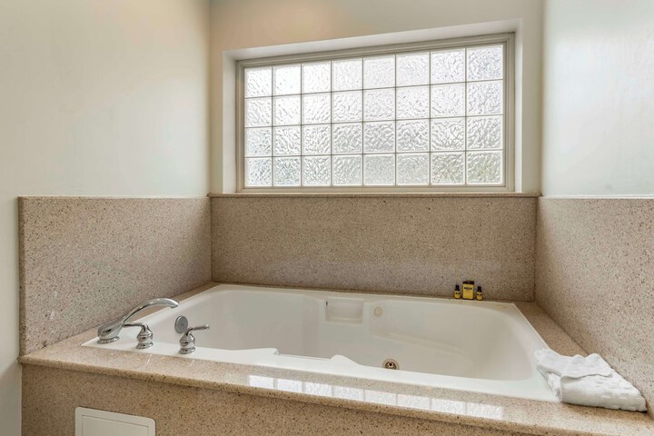 1 King Bed Microwave and Refrigerator Sofa WiFi Full Breakfast (5 of 26)