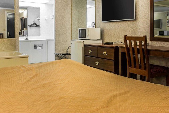 1 King Bed (3 of 7)