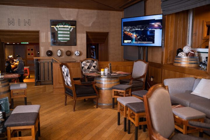 Lounge 37 of 47