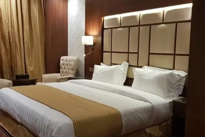 Room 7 of 11