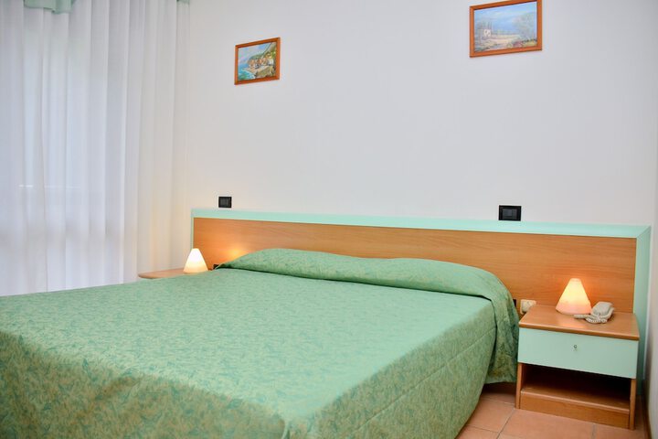 Room 7 of 102
