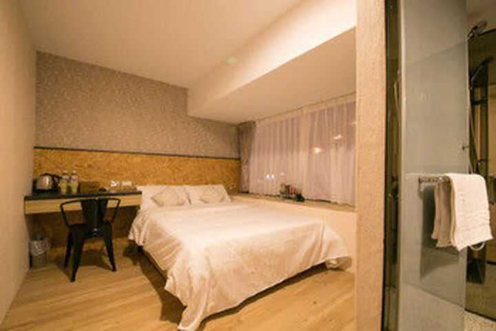 Room 5 of 9
