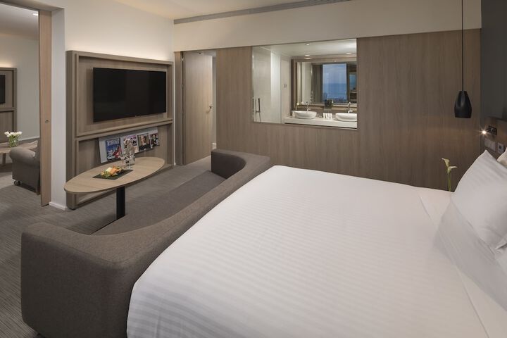Room 10 of 99