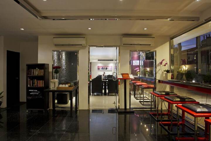 Lounge 66 of 78