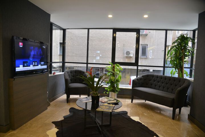 Lounge 37 of 44