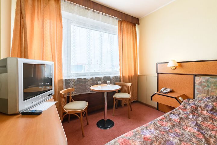 Room 4 of 8