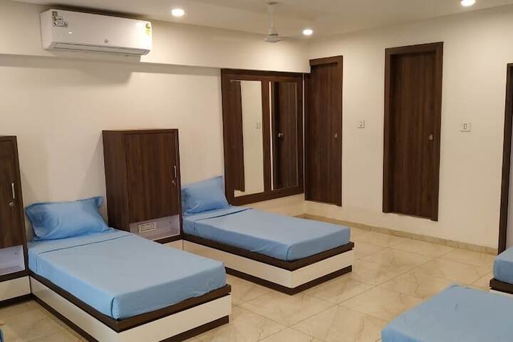 Room 13 of 18