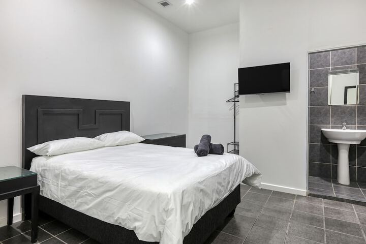 Room 15 of 28
