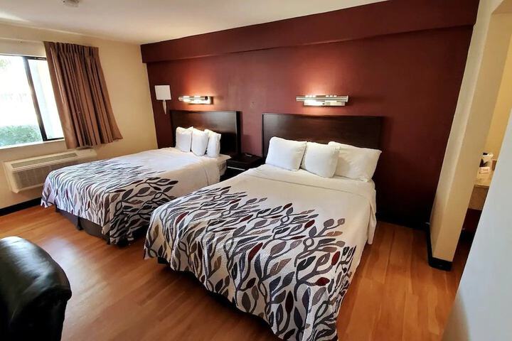 Deluxe Queen Bed (5 of 10)