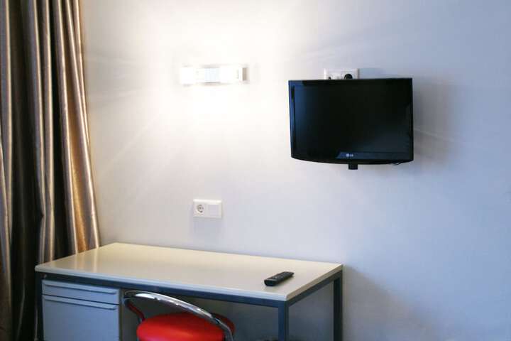 Room 10 of 33