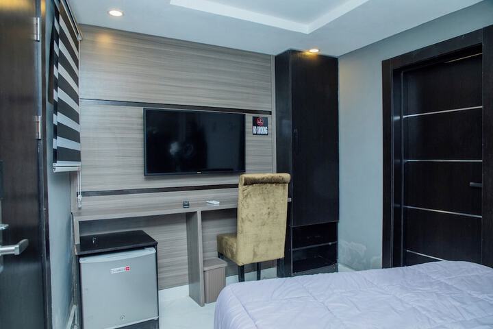 Room 2 of 63