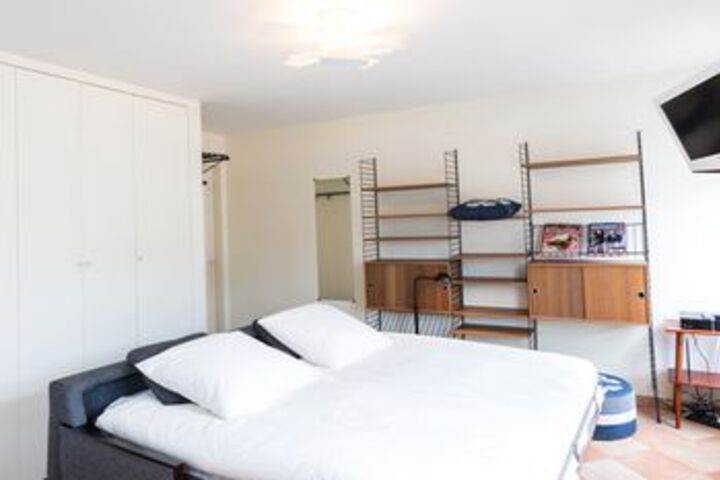 Room 4 of 9