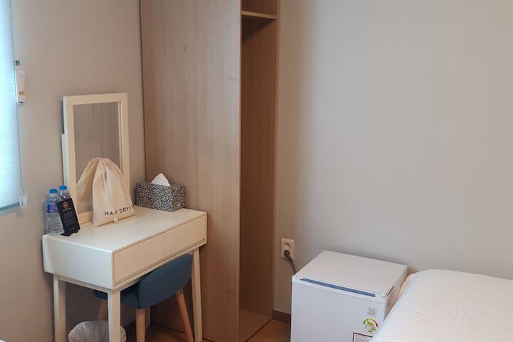 Room 6 of 68