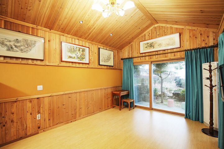 Room 2 of 182