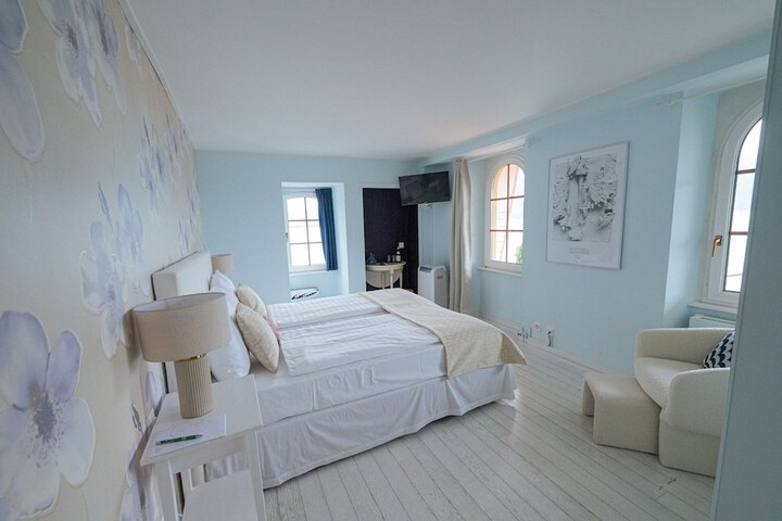 Room 8 of 105