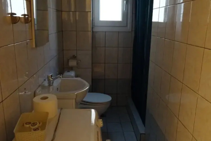 Room 6 of 10