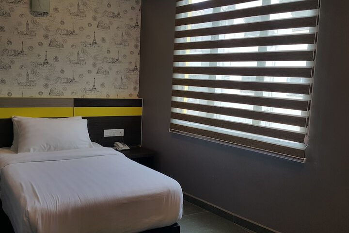 Room 9 of 34