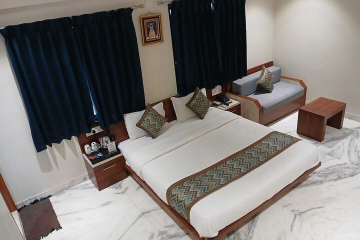 Room 3 of 11