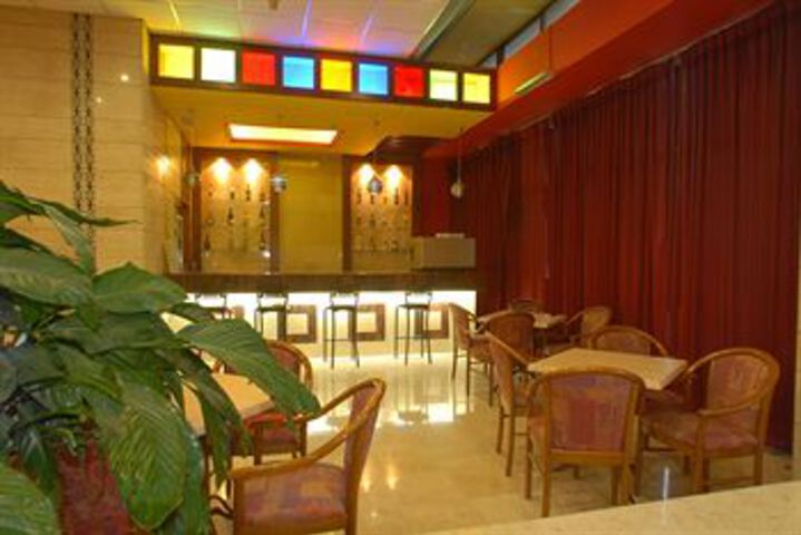 Lounge 11 of 22