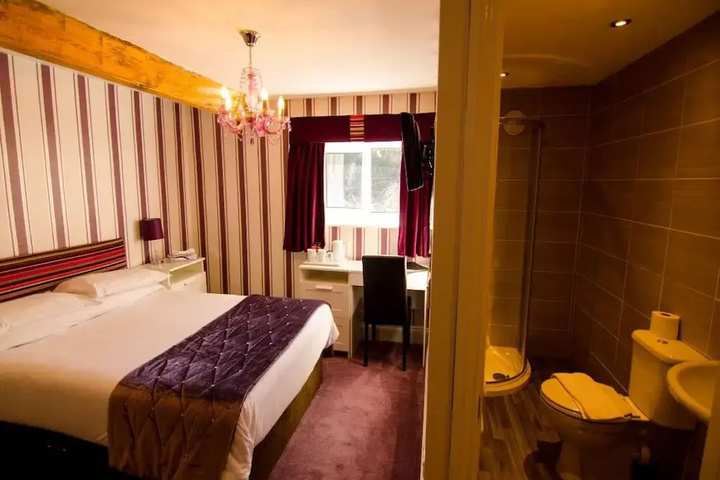 Room 4 of 11