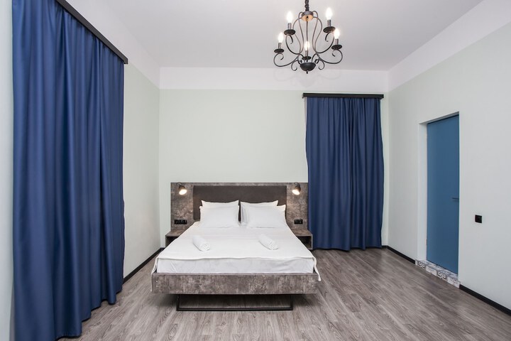Room 33 of 49