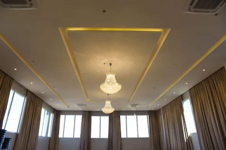 Ballroom/Hall 89 of 105