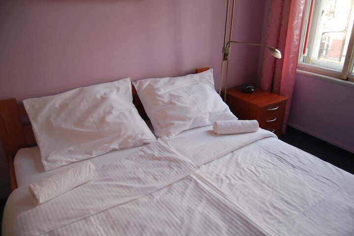 Room 6 of 106