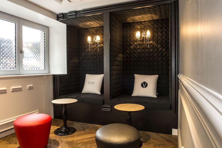 Lounge 41 of 56