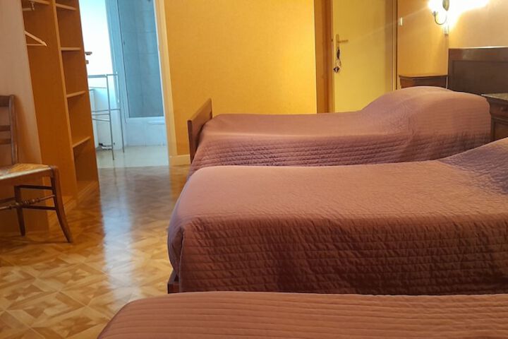 Room 2 of 10