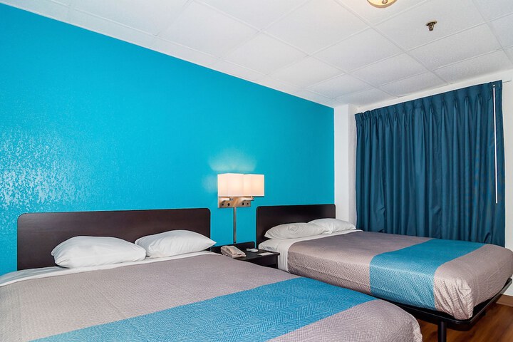 1 King Bed (6 of 18)