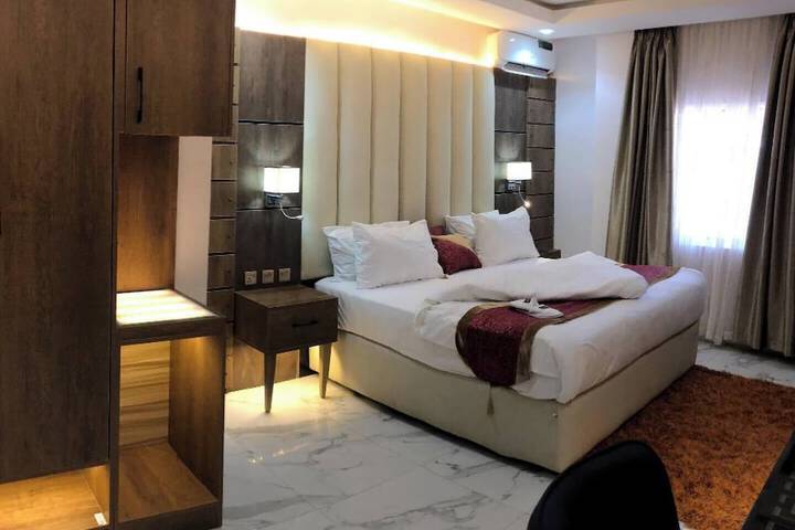 Room 10 of 33