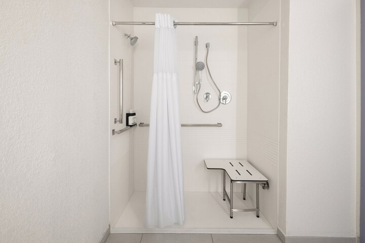 Room 2 of 10