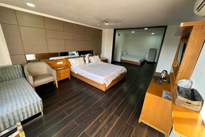 Room 6 of 9