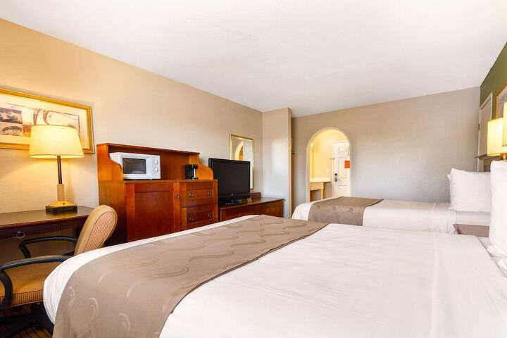 2 Queen Beds (9 of 10)