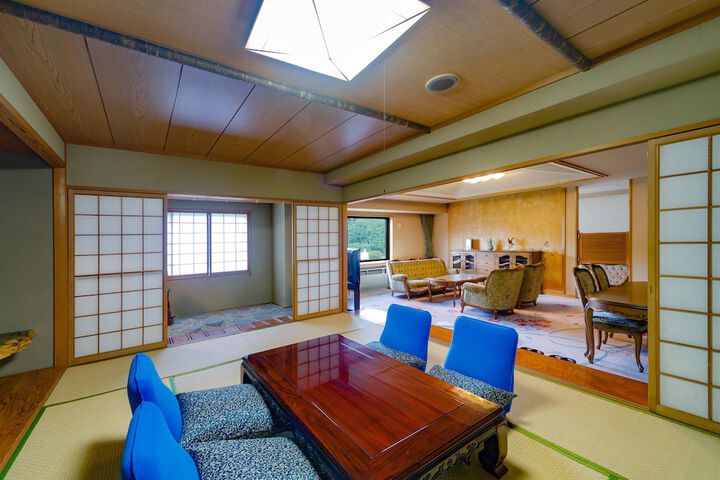Room 44 of 190