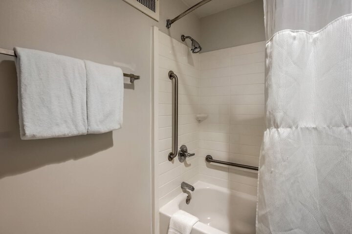 Room 32 of 48