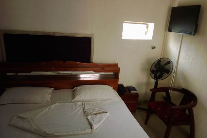 Room 17 of 33