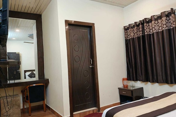 Room 16 of 38