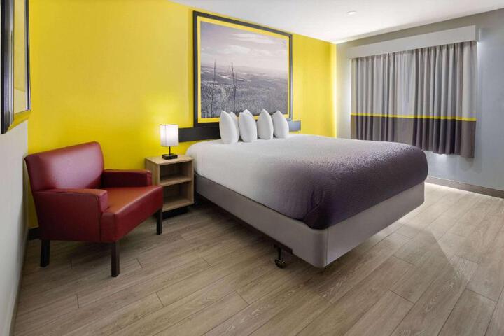 1 King Bed (11 of 14)