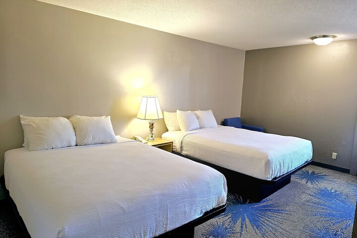 2 Queen Beds (8 of 9)