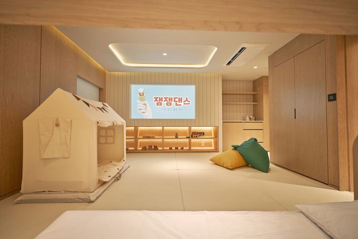 Room 10 of 142