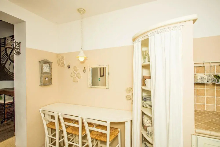 Room 4 of 17