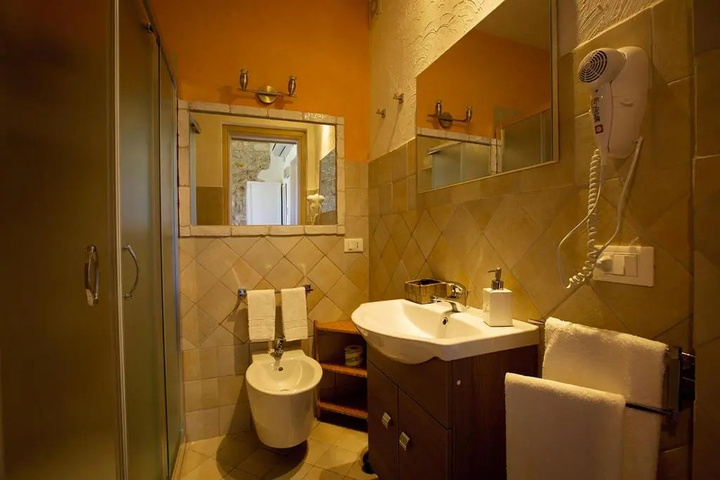 Room 8 of 28